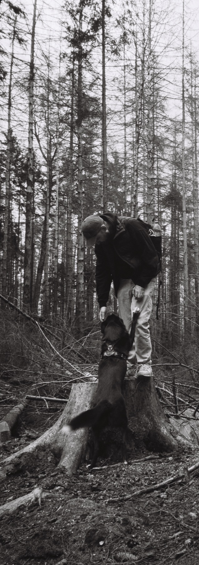 Wojtek z psem Plama podczas spaceru w lesie